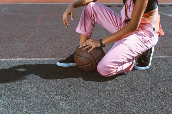 Mujer con pelota de baloncesto - foto de stock
