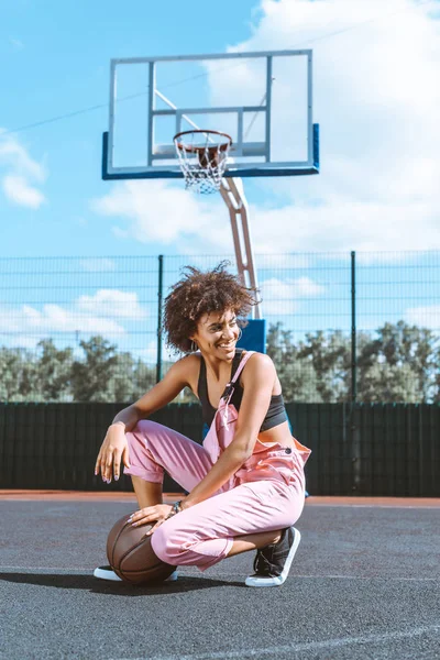 Mulher com basquete na quadra de esportes — Fotografia de Stock