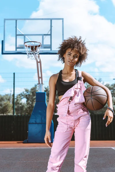 African-american woman holding basketball — Stock Photo