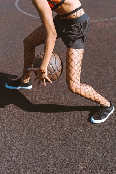 Mujer driblando baloncesto - foto de stock