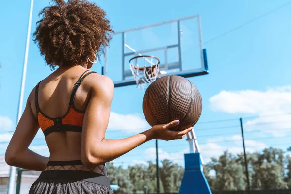 Mujer afroamericana sosteniendo baloncesto - foto de stock