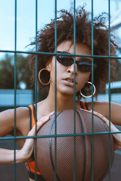 Mulher afro-americana segurando basquete — Fotografia de Stock