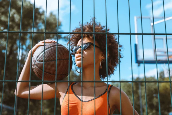 Mujer afroamericana sosteniendo baloncesto - foto de stock