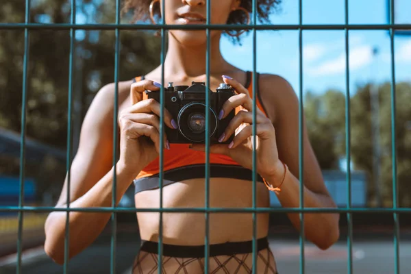 Спортивная женщина с камерой — стоковое фото
