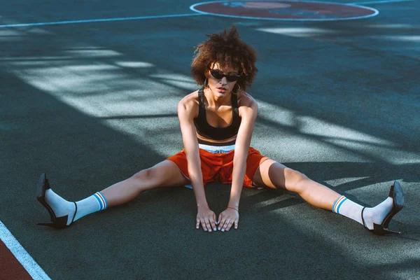 Mujer afroamericana en cancha deportiva - foto de stock