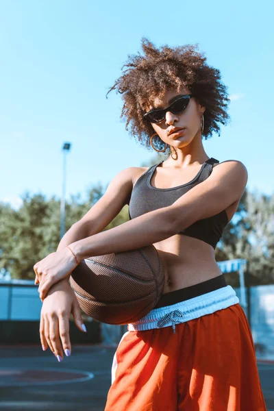 Mulher afro-americana segurando basquete — Fotografia de Stock