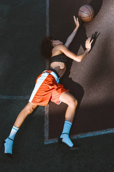 Afrikanisch-amerikanische Frau mit Basketball — Stockfoto