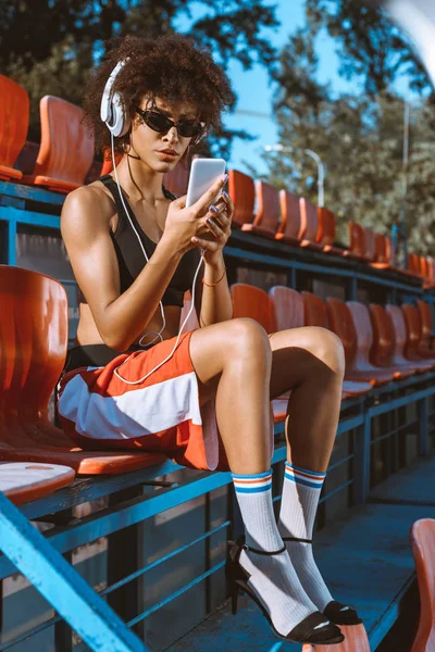 Atlética mujer afroamericana en auriculares - foto de stock