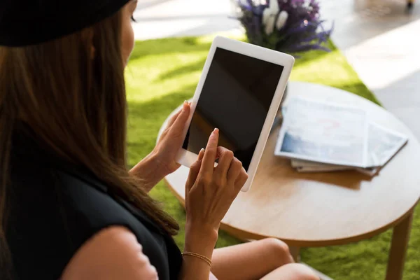 Fille en utilisant une tablette numérique — Photo de stock