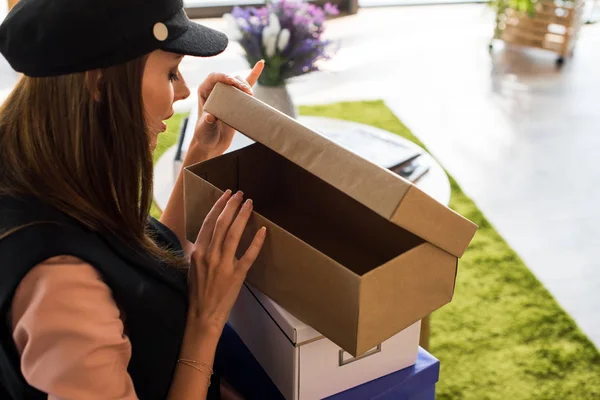 Fille avec des boîtes en boutique — Photo de stock