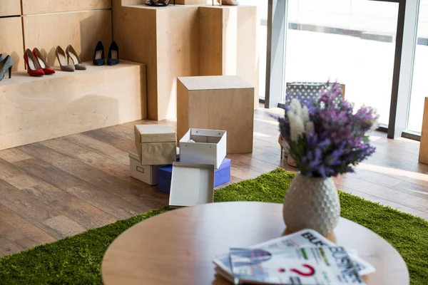 Shoes and boxes in boutique — Stock Photo