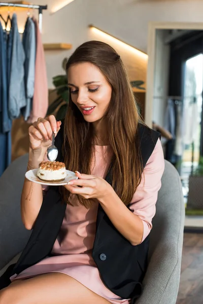 Ragazza mangiare torta — Foto stock