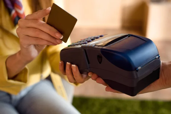 Mujer pagando con tarjeta de crédito y terminal - foto de stock