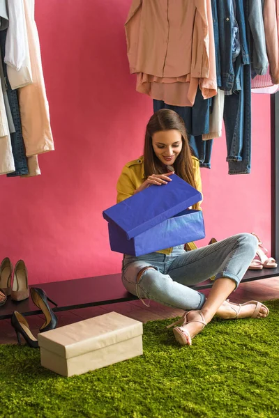 Junge Frau wählt Schuhe — Stockfoto