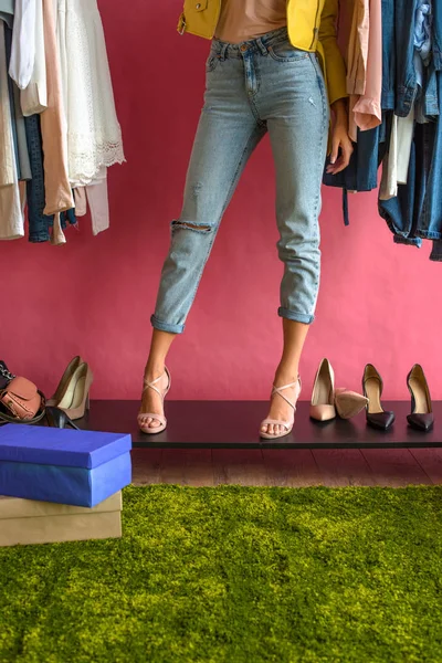 Mujer joven eligiendo zapatos - foto de stock