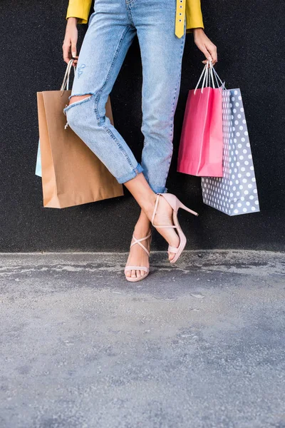 Chica con bolsas de compras - foto de stock