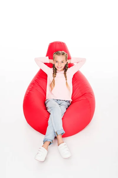 Enfant reposant sur un sac de haricots — Photo de stock