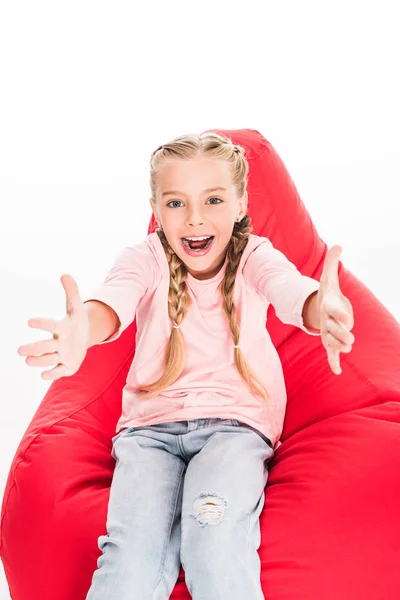 Enfant excité avec les bras écartés — Photo de stock