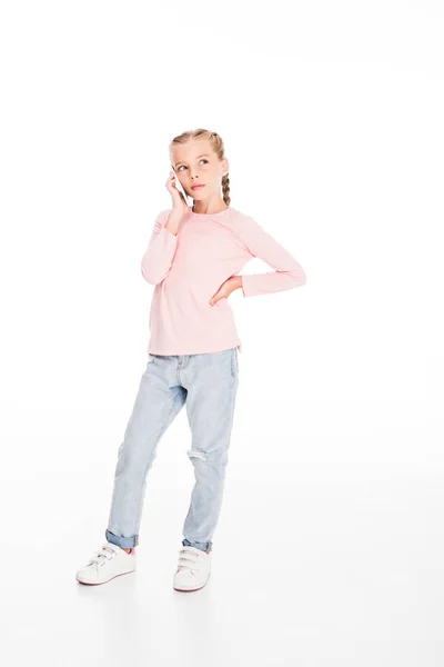 Дитина розмовляє на смартфоні — стокове фото
