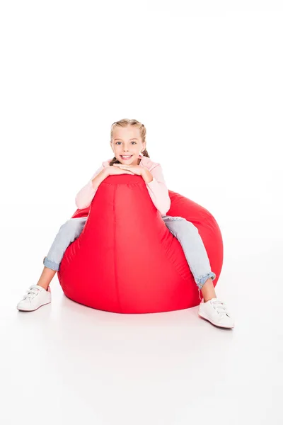 Enfant assis sur un sac de haricots — Photo de stock