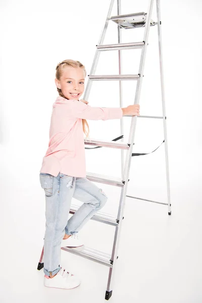 Niño con escalera de metal - foto de stock