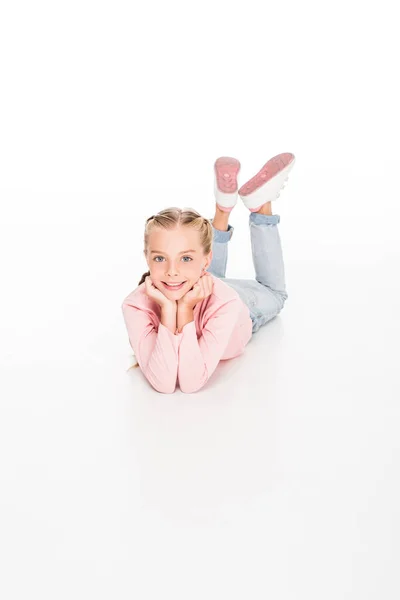 Enfant heureux couché sur le sol — Photo de stock