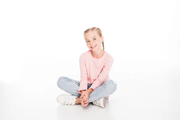Fröhliches Kind auf dem Boden sitzend — Stockfoto