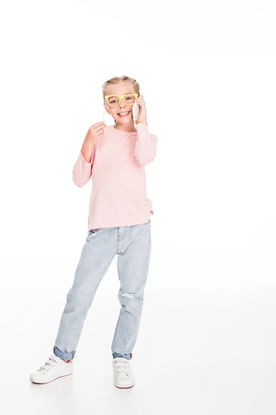 Niño con gafas de cartón y smartphone - foto de stock