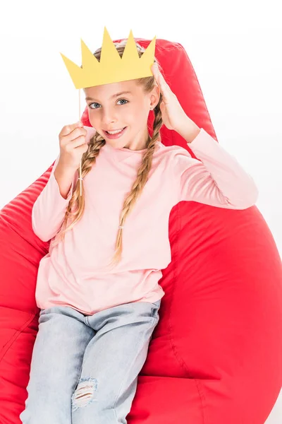 Niño con corona de cartón - foto de stock