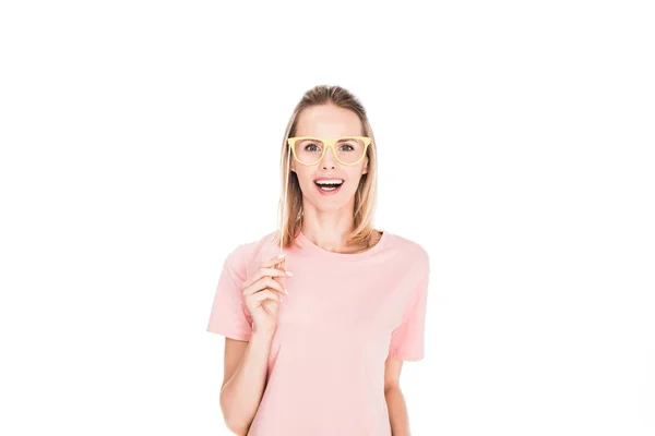 Femme excitée avec des lunettes en carton — Photo de stock