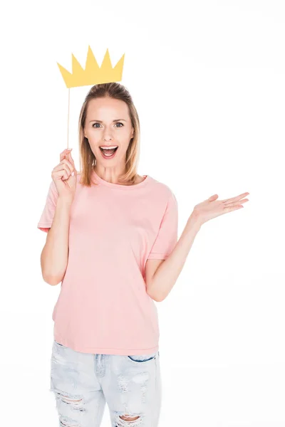 Femme excitée avec couronne en carton — Photo de stock