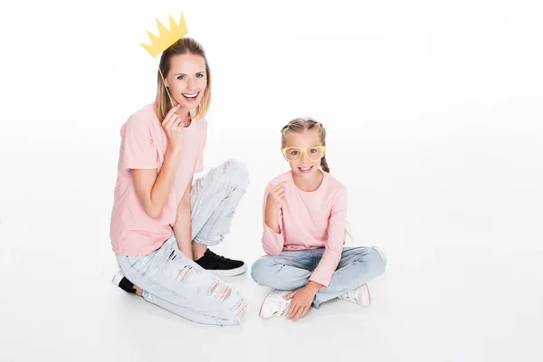 Mãe e filha com máscaras de festa — Fotografia de Stock