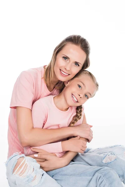 Abrazando hija y madre - foto de stock