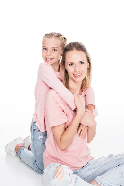 Fille et mère embrassant ensemble — Photo de stock