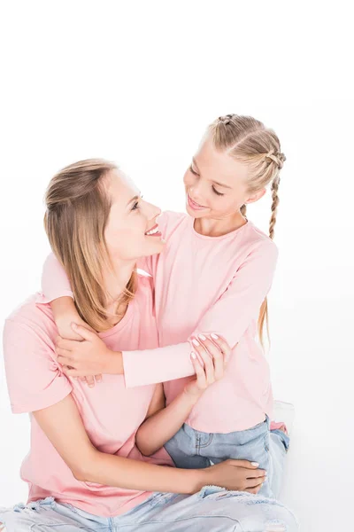 Hija abrazando madre - foto de stock