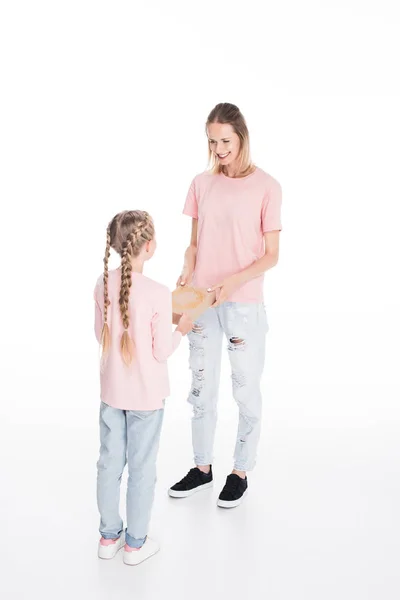 Madre e hija con el padre - foto de stock