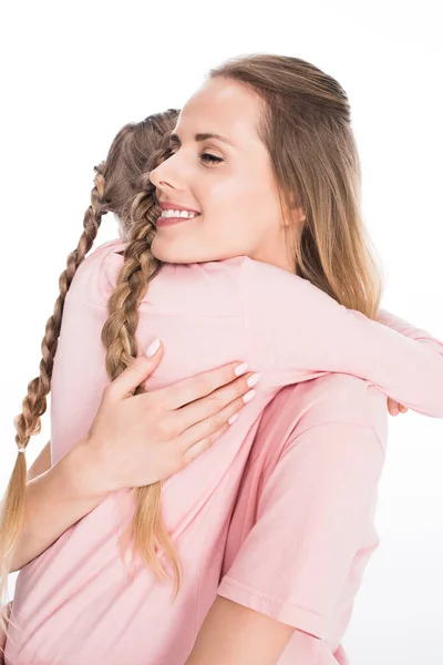 Mãe e filha abraçando juntos — Fotografia de Stock