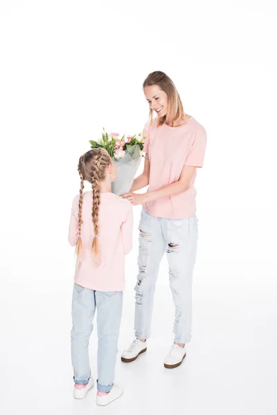 Hija regalando ramo de flores - foto de stock