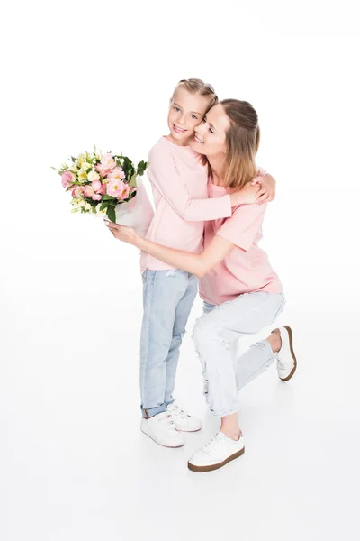 Madre e hija abrazándose en el día de las madres - foto de stock