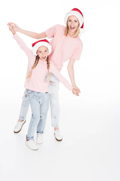 Madre e hija cogidas de la mano en Navidad - foto de stock