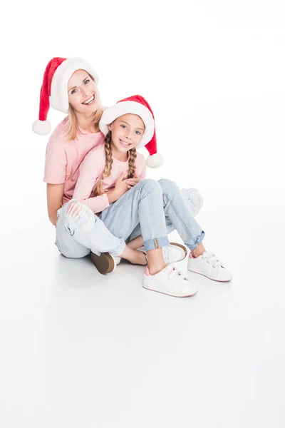 Madre e figlia che si abbracciano a Natale — Foto stock