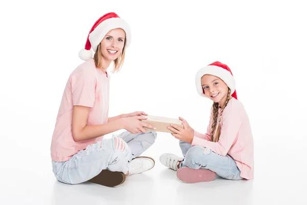 Madre e hija con regalo en Navidad - foto de stock