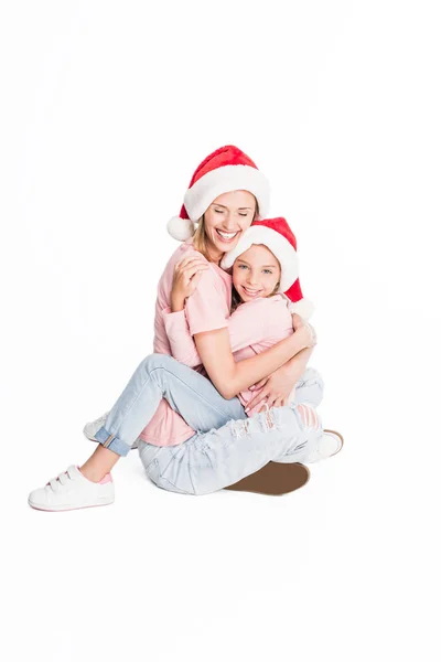 Mãe e filha abraçando no Natal — Fotografia de Stock