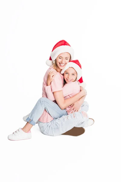 Mère et fille câlins sur noël — Photo de stock