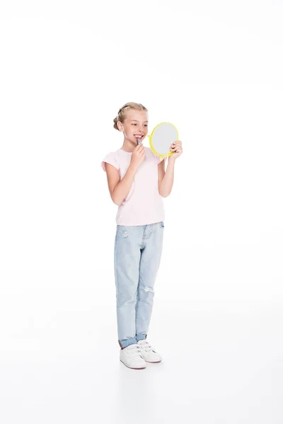 Jolie enfant appliquant rouge à lèvres — Photo de stock