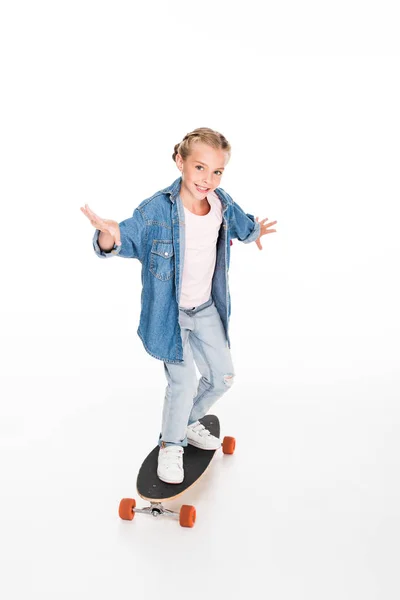 Маленький скейтбордист на длинной доске — стоковое фото