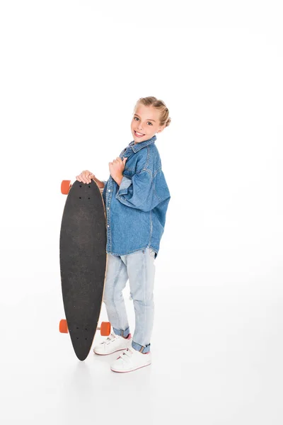 Маленький улыбающийся скейтбордист — стоковое фото