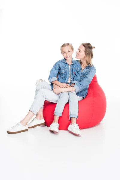 Feliz madre e hija en bolsa de frijol - foto de stock