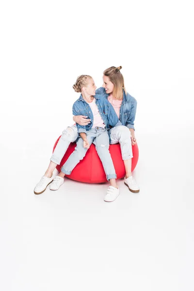 Familia abrazando en la bolsa de frijol - foto de stock