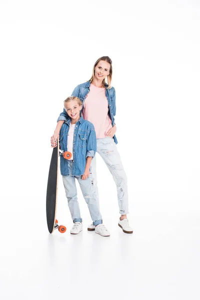 Daughter and mother with longboard — Stock Photo